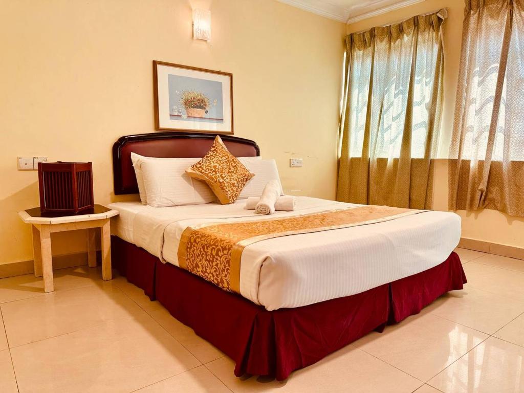 - une chambre avec un grand lit et une fenêtre dans l'établissement Carlton Hotel Seremban - Next to Terminal Bus Station, à Seremban