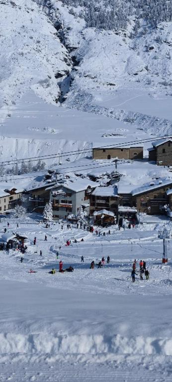 Un groupe de personnes dans la neige sur une montagne dans l'établissement Tony gîte chelou, à Lanslevillard