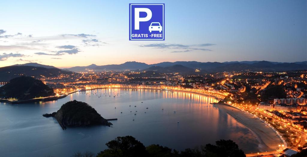 un puente sobre un cuerpo de agua con una ciudad en Mercure Monte Igueldo, en San Sebastián