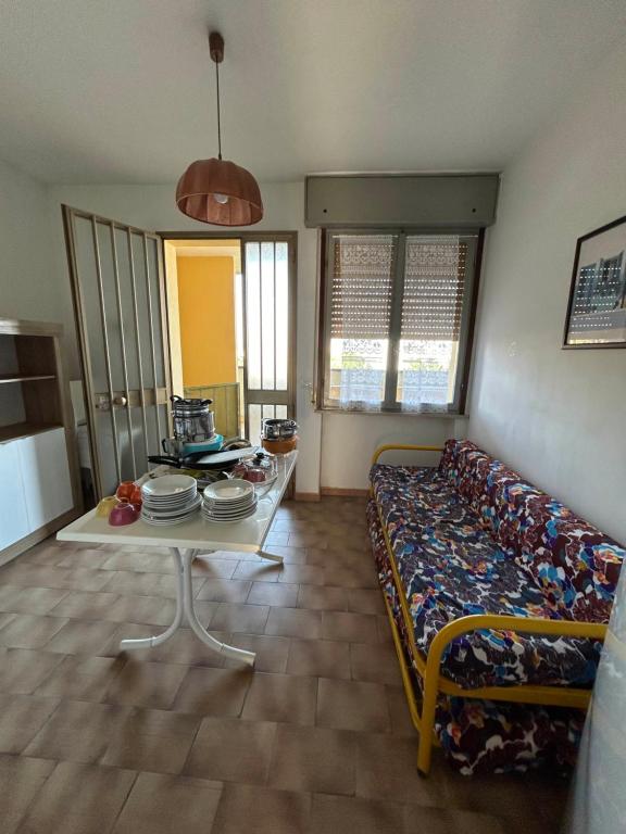 Posezení v ubytování Complesso Mosaico NON FORNISCE PRESTAZIONI DI CARATTERE ALBERGHIERO, appartamenti arredati come da foto, Per il Check in Agenzia Ferro Viale Francesco Petrarca 391 lido Adriano Ra