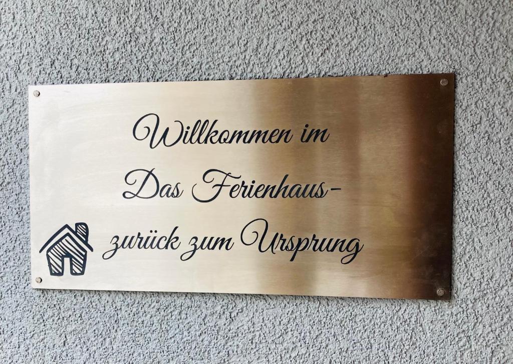 Um sinal que diz milionário em fritos caninos intitulado "Revolta de Armas" em Das Ferienhaus-zurück zum Ursprung em Güssing