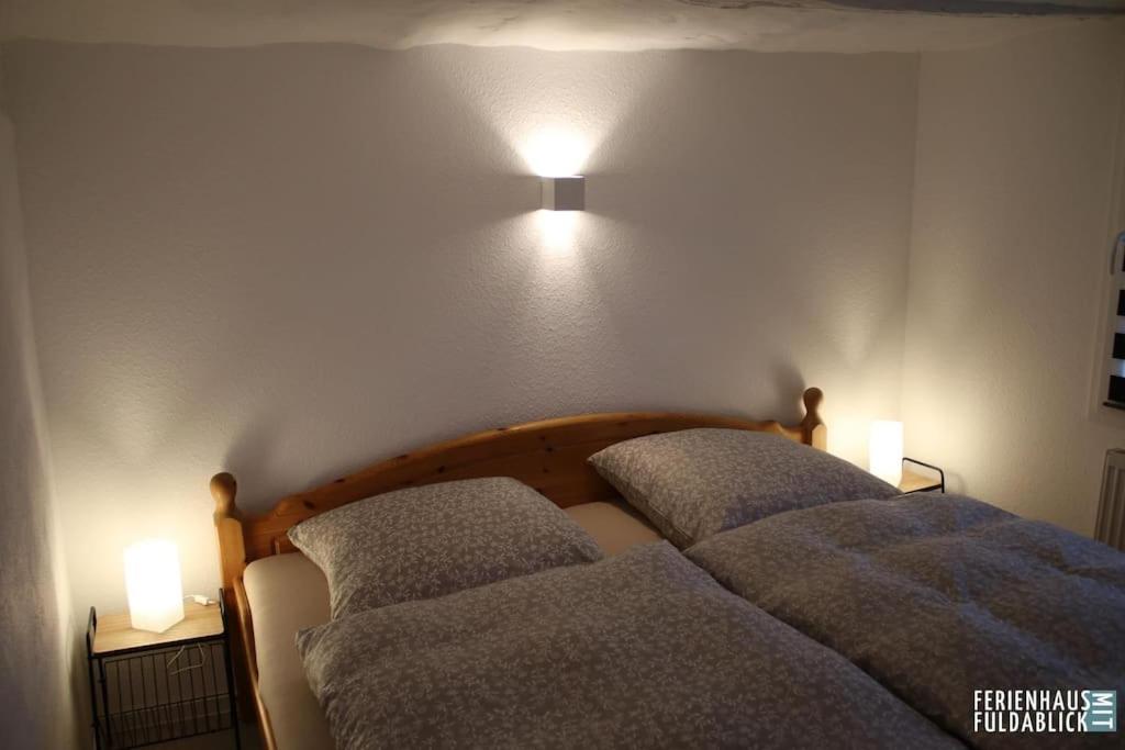 Giường trong phòng chung tại Ferienhaus Fuldablick