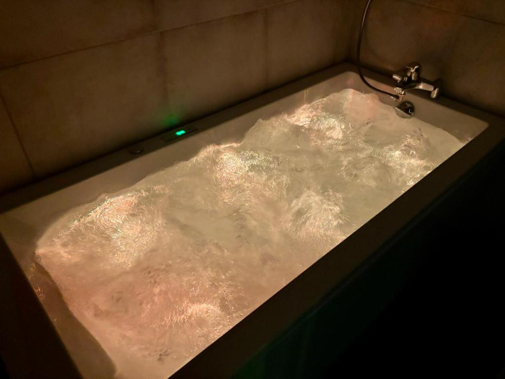 une baignoire pleine de neige dans l'établissement Appartement 6 personnes - lit King size - balnéo - wifi, au Puy-en-Velay
