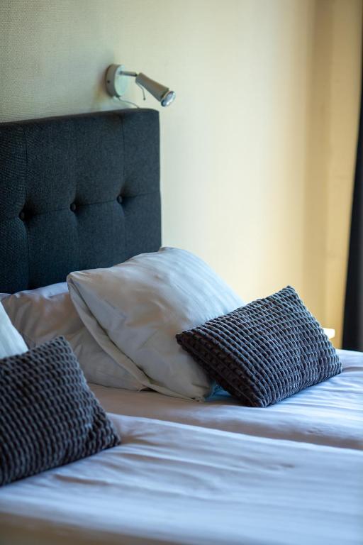 Postel nebo postele na pokoji v ubytování Breviken Golf & Hotell