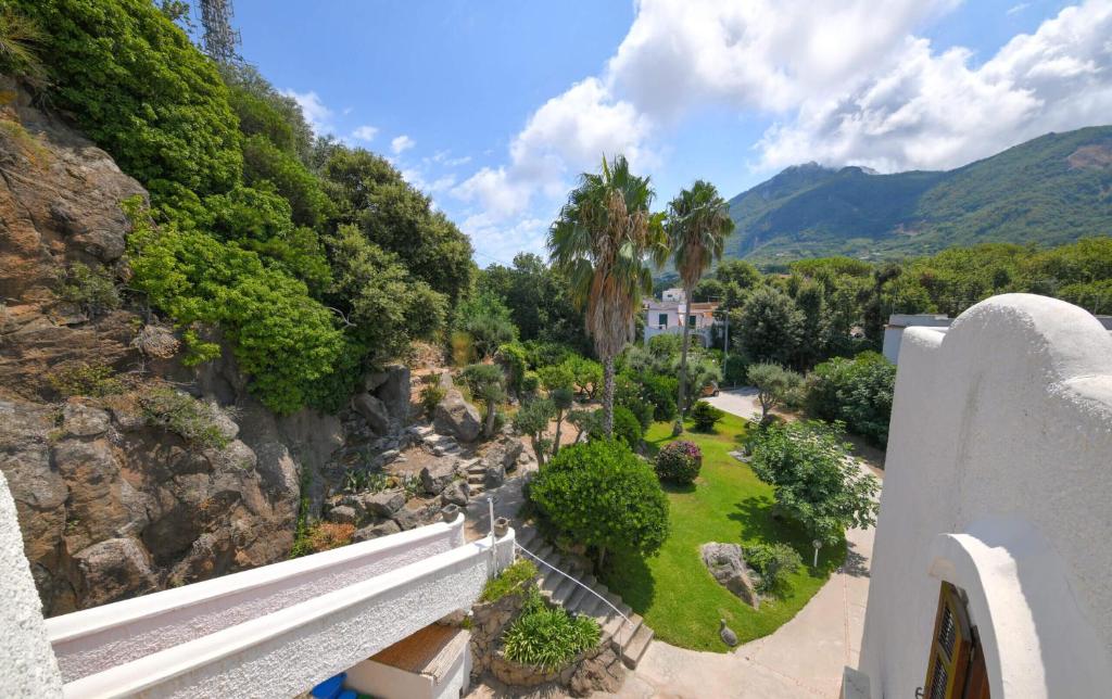 een balkon met uitzicht op een tuin bij Villa Marecoco in Ischia
