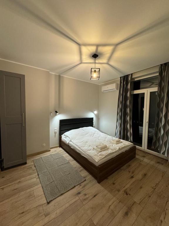 1 dormitorio con 1 cama grande en una habitación en Gdańsk TWO, en Gdansk