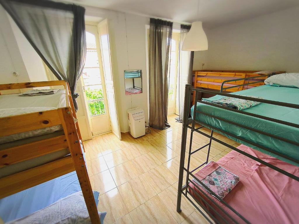 マラガにあるHistoric Malaga Centro Roomsの二段ベッド2台と窓が備わる客室です。