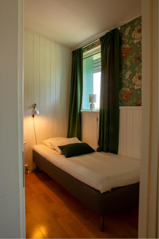 Postel nebo postele na pokoji v ubytování Breviken Golf & Hotell