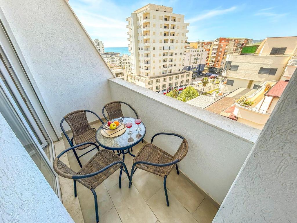 einen Balkon mit einem Tisch und Stühlen in der Unterkunft Holiday Location 585 in Durrës