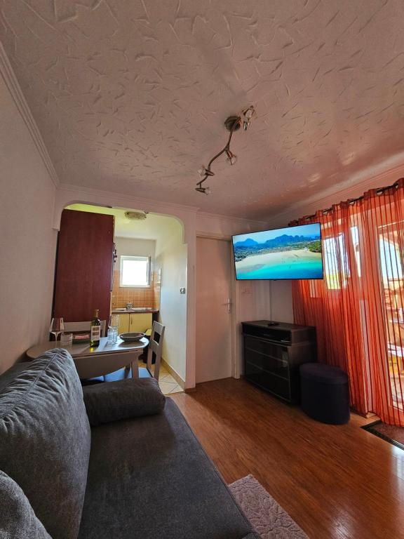 TV a/nebo společenská místnost v ubytování Dramalj 17 Apartments