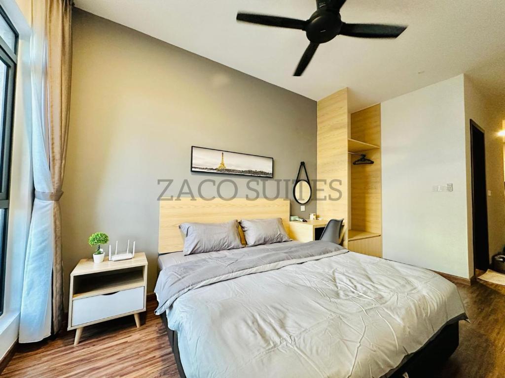 Schlafzimmer mit einem Bett und einem Deckenventilator in der Unterkunft K Avenue 2-3PAX Studio Homestay by Zaco Suites in Kota Kinabalu