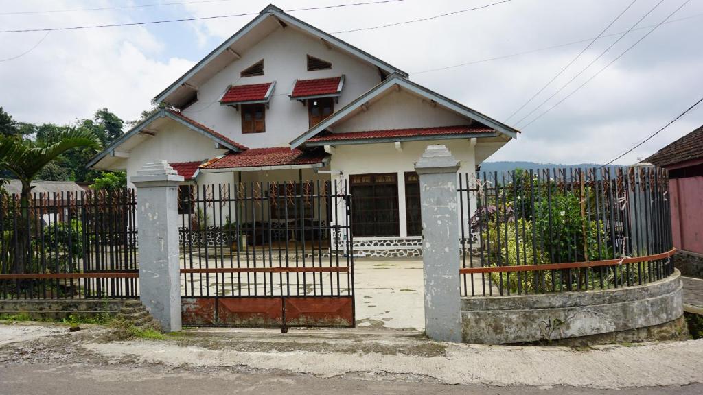 SPOT ON 93943 Sakinah Homestay Bromo Syariah في مالانغ: بيت صغير امامه بوابة