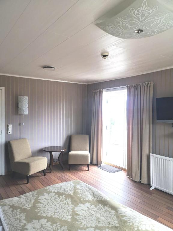 Ulvsvåg Gjestgiveri og Fjordcamping AS的电视和/或娱乐中心
