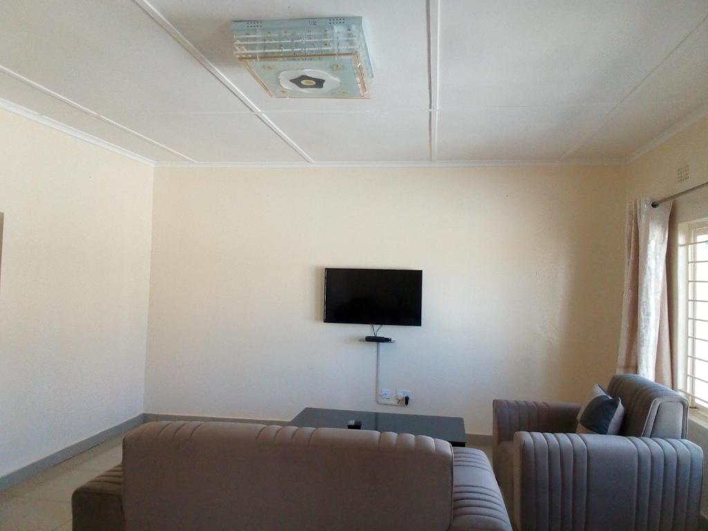 En tv och/eller ett underhållningssystem på Kulu Lodge Apartments