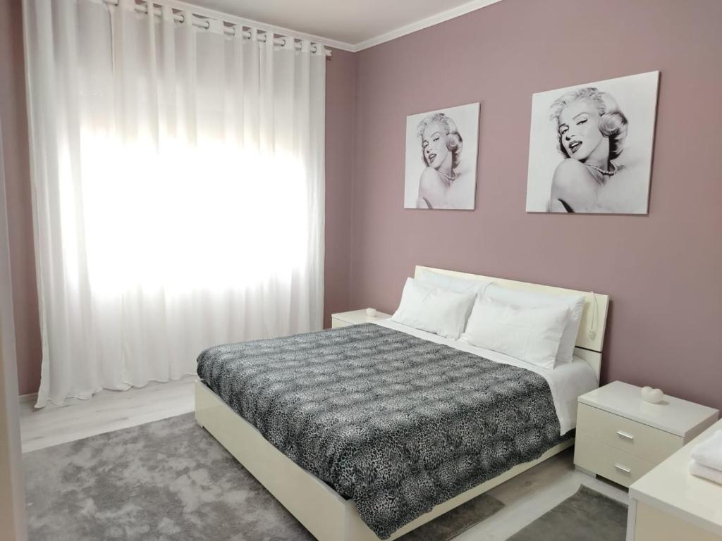 a bedroom with a bed and a window at Appartamento Mari Mari in Casale Monferrato