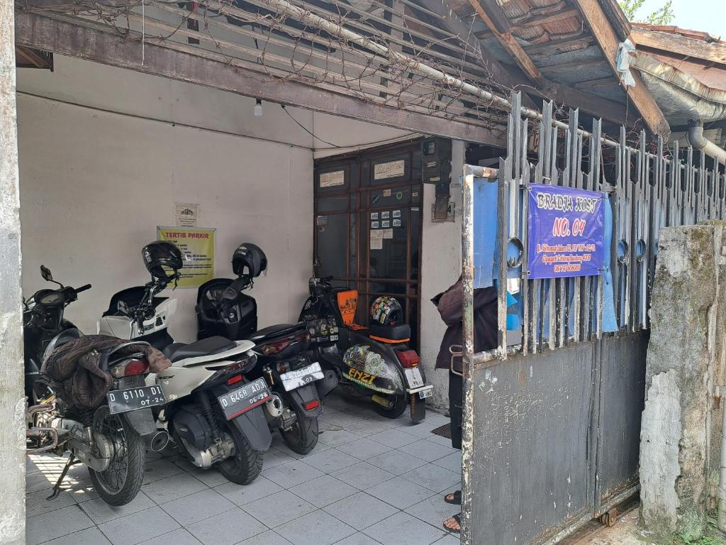 a group of motorcycles parked in a garage at SPOT ON 93956 Siliwangi Guest House Syariah in Bandung