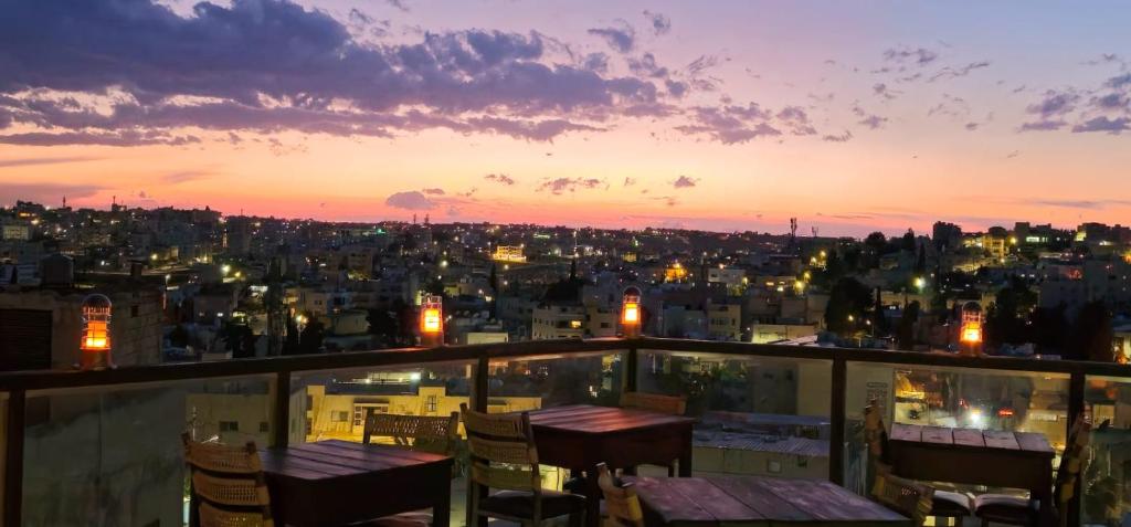 Nespecifikovaný výhled na destinaci Madaba nebo výhled na město při pohledu z hotelu