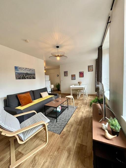 un salon avec un canapé et une table dans l'établissement Appartement idéalement situé au cœur de Dieppe, à Dieppe