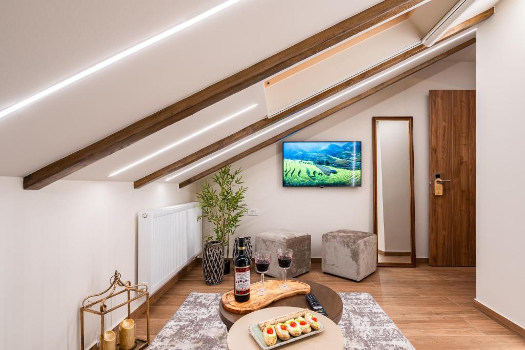 TV a/nebo společenská místnost v ubytování FLOARA DI MUNTE Forest Luxury Suites