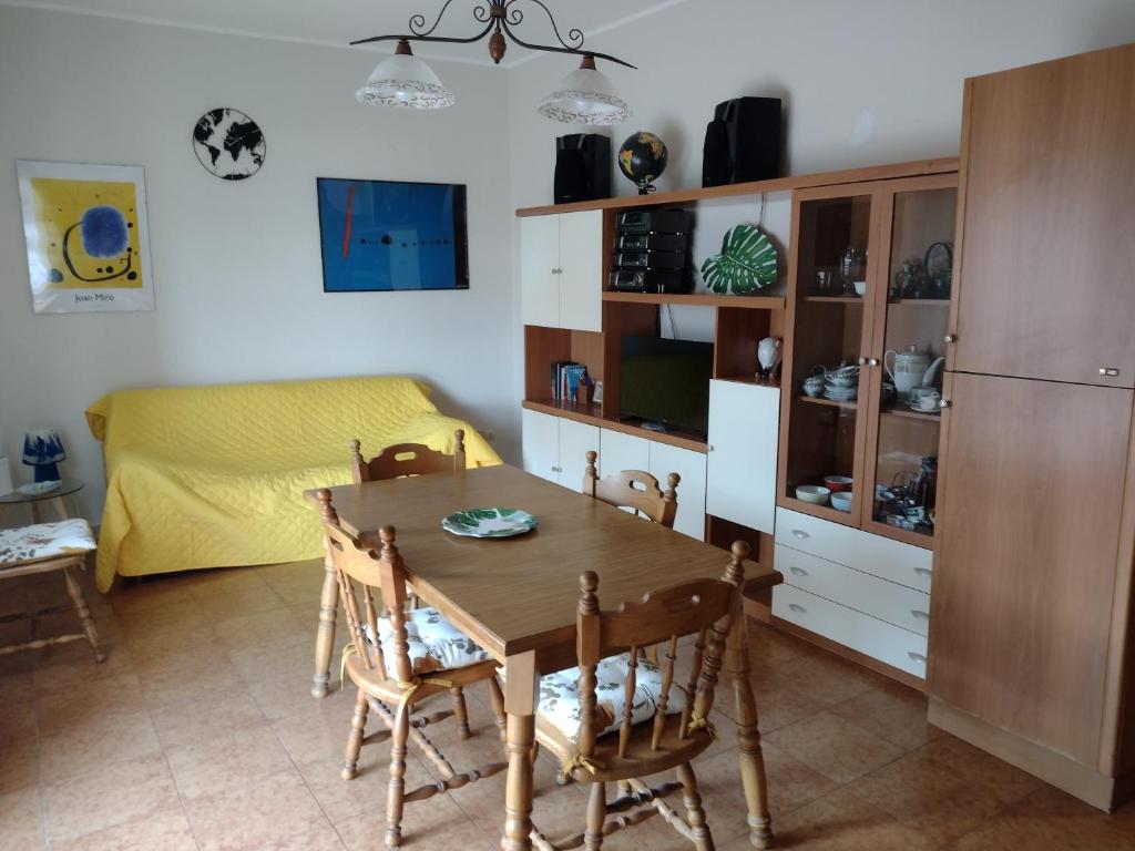 eine Küche und ein Esszimmer mit einem Tisch und Stühlen in der Unterkunft Bilocale Jonio in Mascali