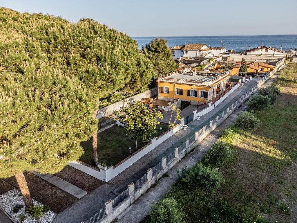 eine Luftansicht eines Hauses mit Zug in der Unterkunft 'Villa Venere Superior' 50mt Sea-Free Parking-Garden in Terracina