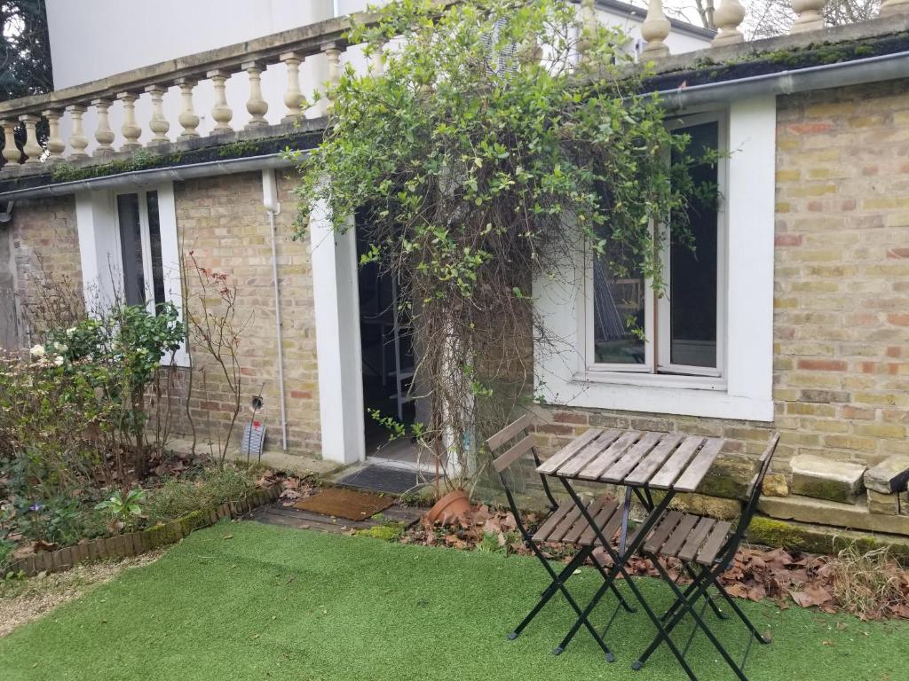 Photo de la galerie de l'établissement Louveciennes: studio lumineux indépendant de 23 m2, à Louveciennes