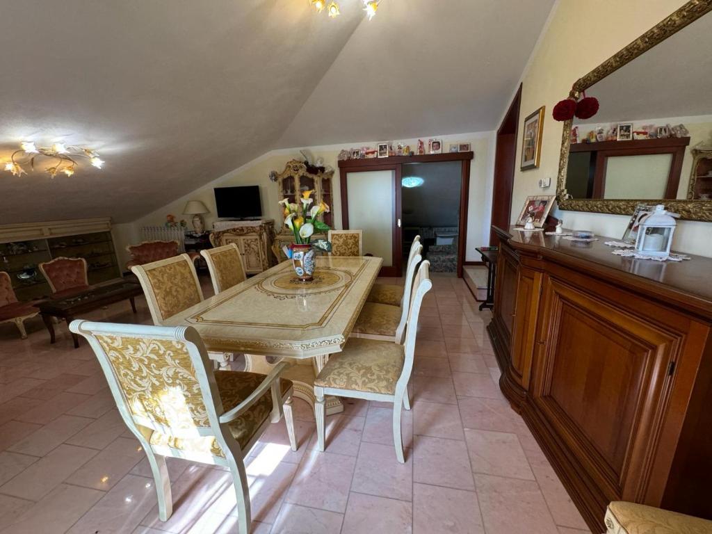 una sala da pranzo con tavolo e sedie di PM 2a Via Amsicora Guest House a Mògoro