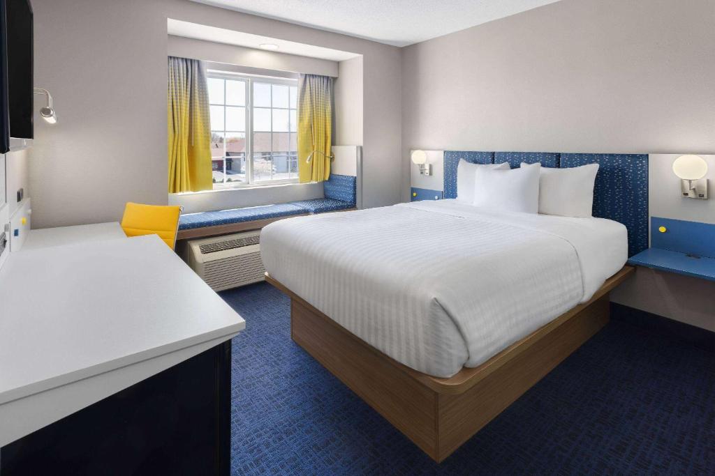 Postel nebo postele na pokoji v ubytování Microtel Inn and Suites Dover