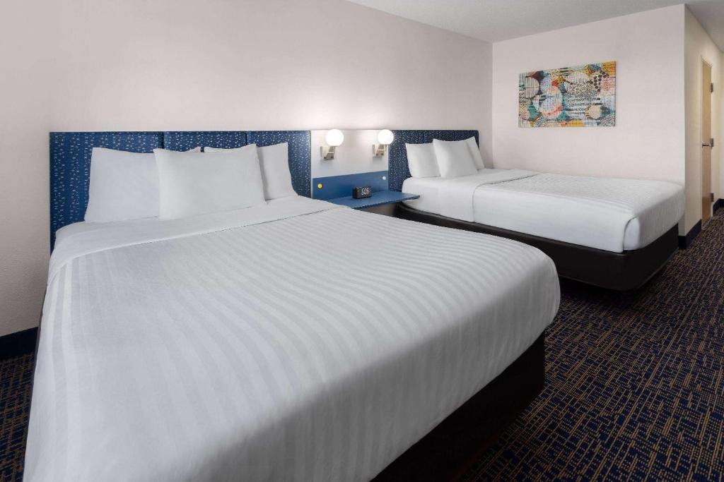 Postel nebo postele na pokoji v ubytování Microtel Inn and Suites Dover
