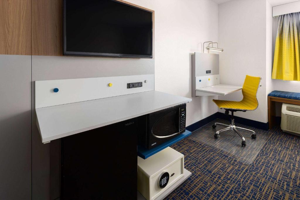 TV a/nebo společenská místnost v ubytování Microtel Inn and Suites Dover