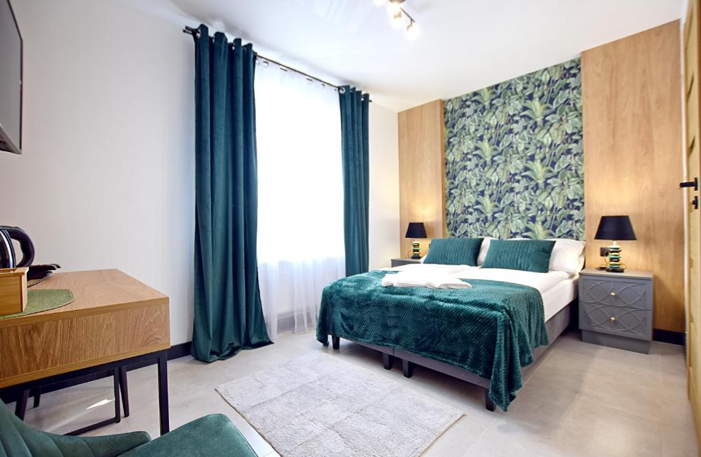 sypialnia z łóżkiem z zielonym kocem w obiekcie Tlenoterapia w mieście Białystok