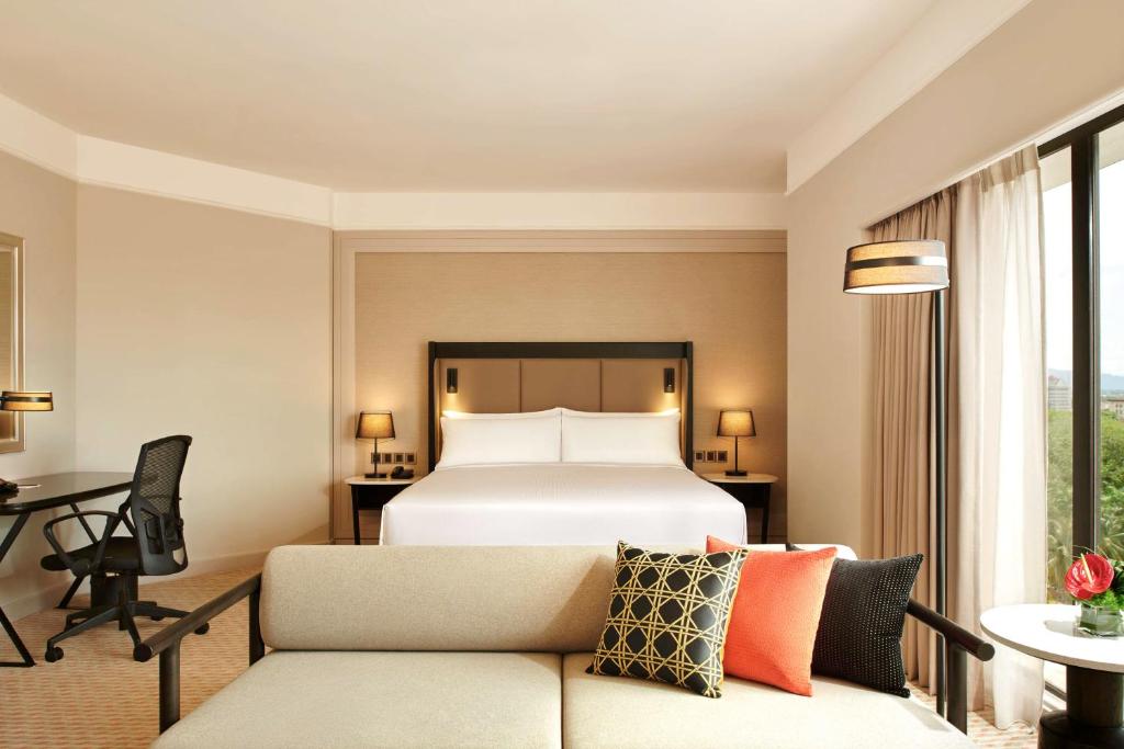 Postel nebo postele na pokoji v ubytování Hilton Kuching Hotel