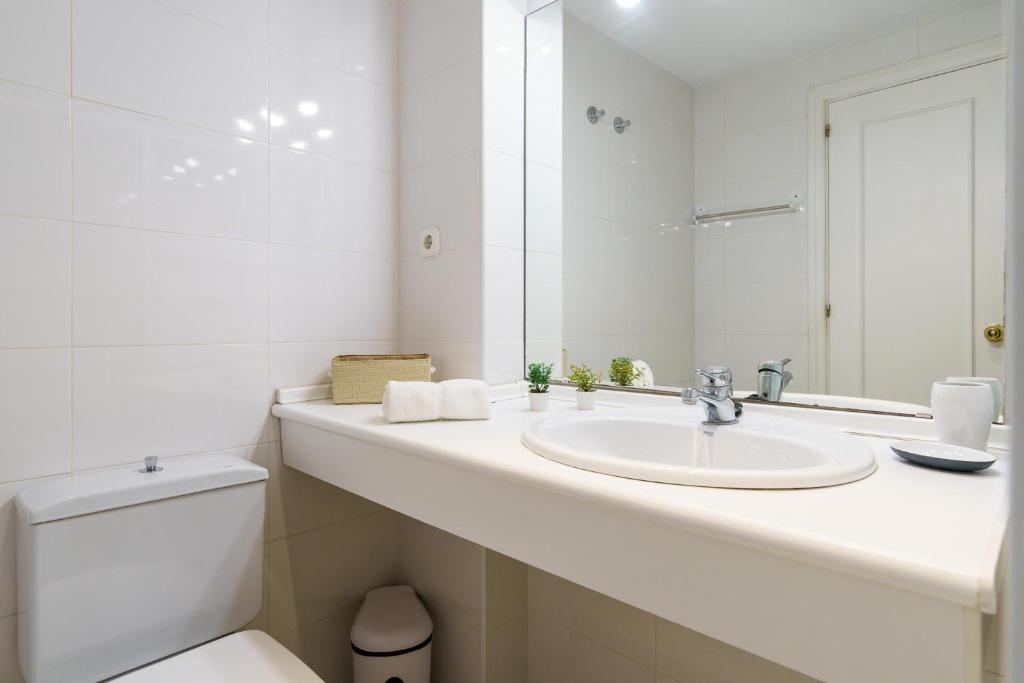 Koupelna v ubytování Apartment Hispanidad With Pool - Happy Rentals