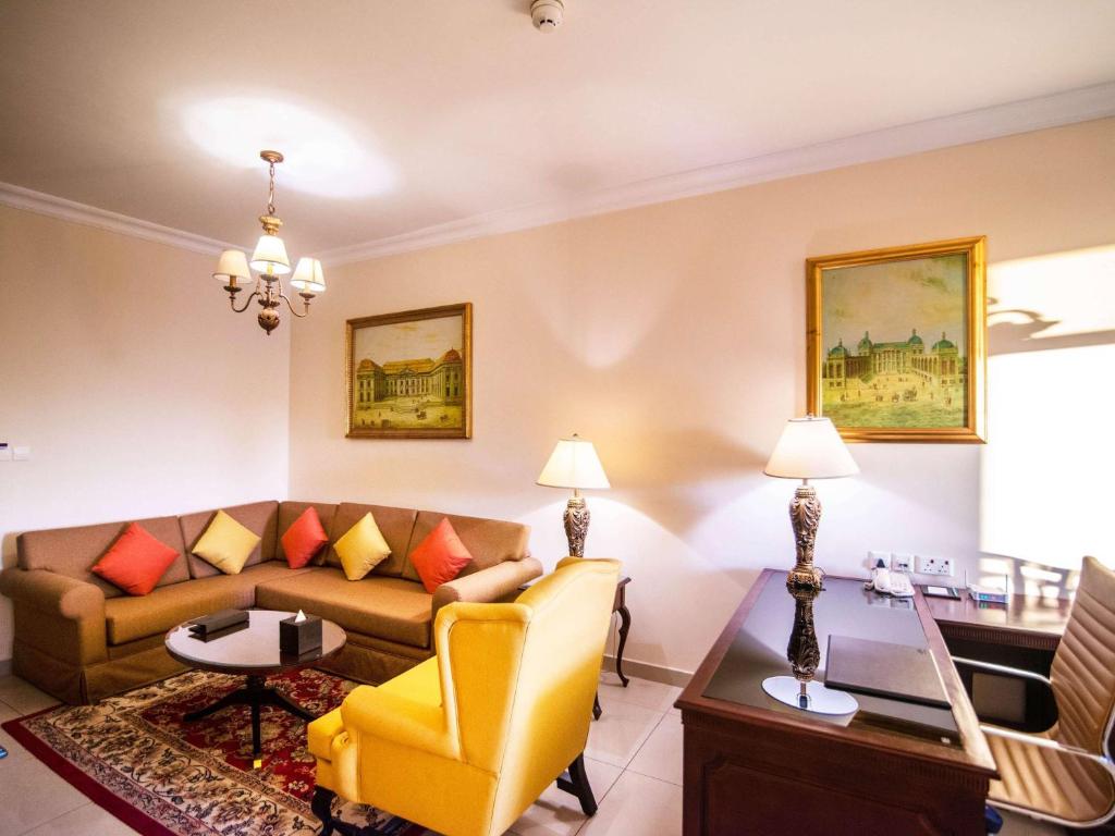 Posezení v ubytování Mercure Dubai Barsha Heights Hotel Suites And Apartments