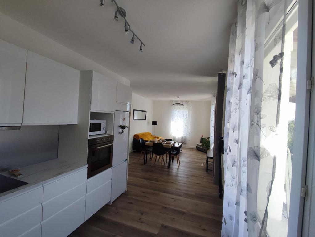 Kuchyň nebo kuchyňský kout v ubytování Chambre privée
