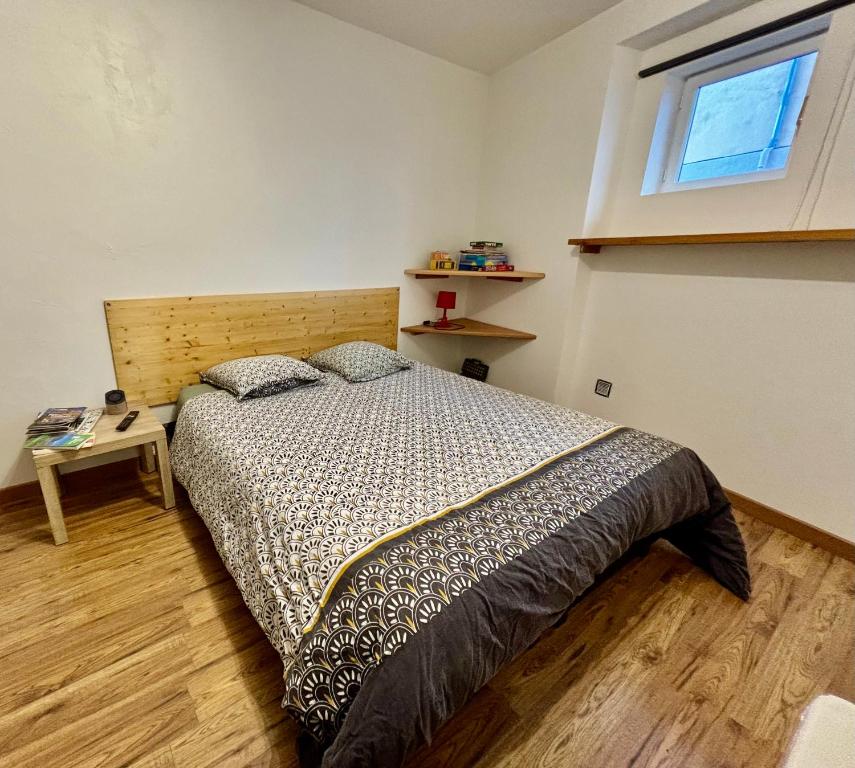 - une chambre avec un lit et une fenêtre dans l'établissement studio - baignoire - prêt de vtt - lave linge, au Puy-en-Velay
