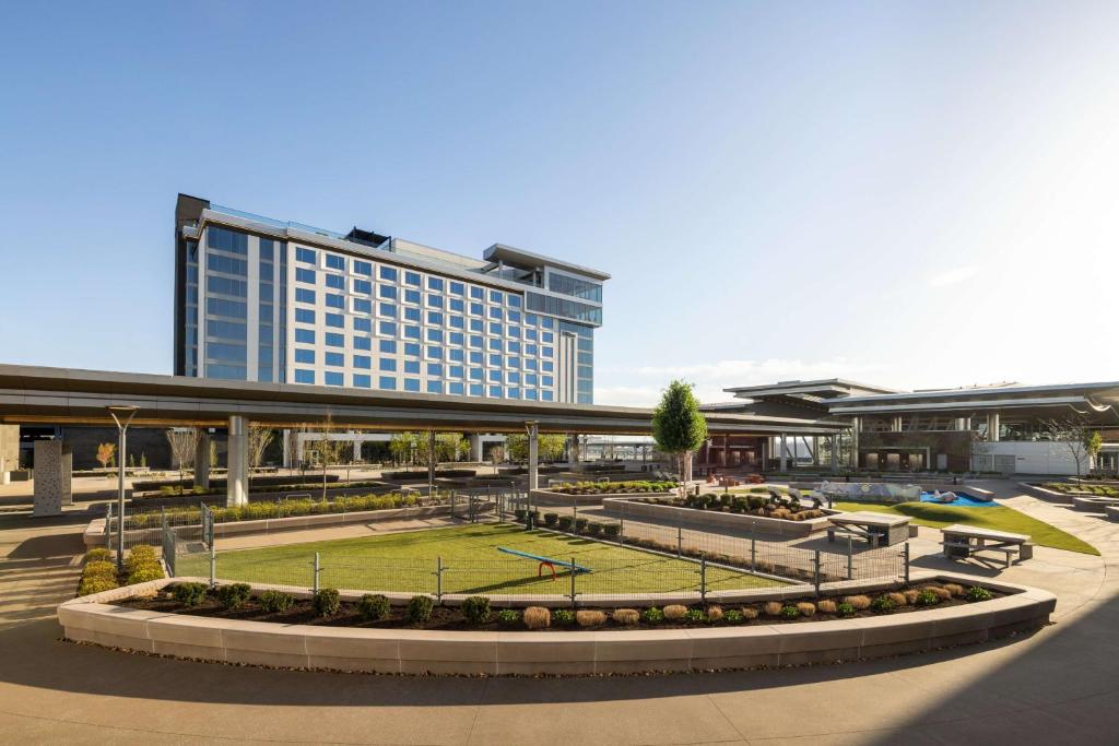 ein großes Gebäude mit einem Park davor in der Unterkunft Hilton BNA Nashville Airport Terminal in Nashville