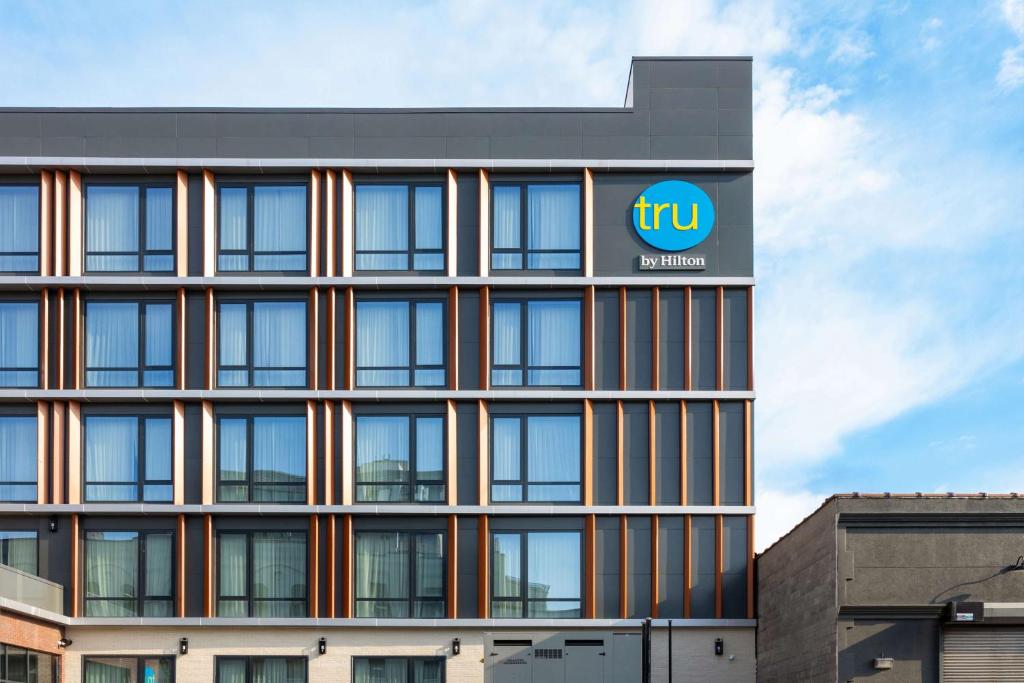 an office building with the tw sign on it at Tru By Hilton Brooklyn in Brooklyn