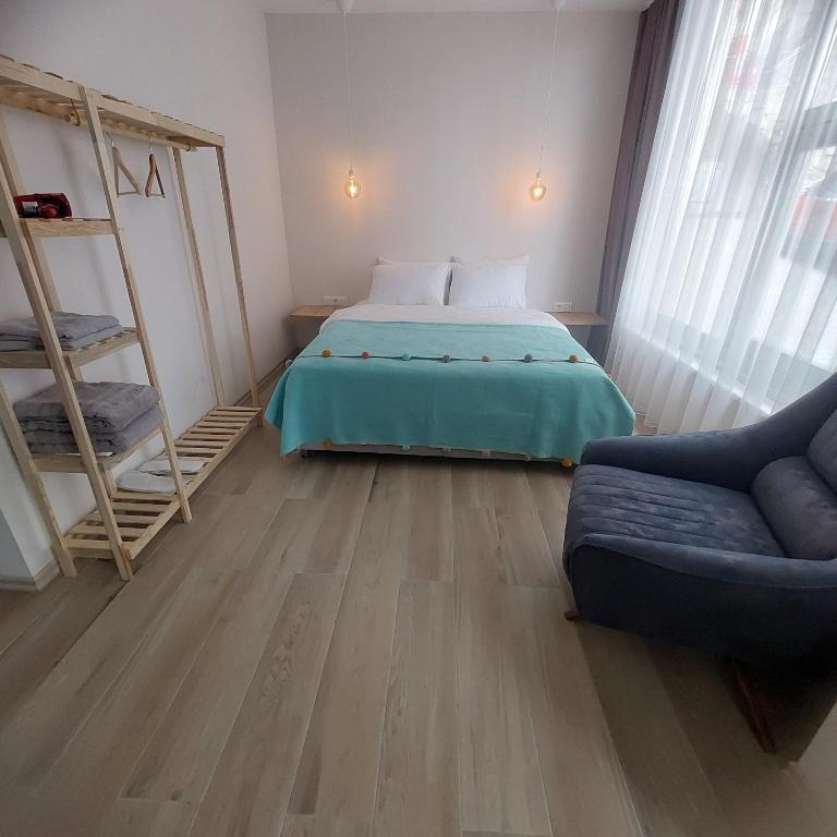- une chambre avec un lit et un canapé dans l'établissement Nilüfer SPA HOTEL, à Nilüfer