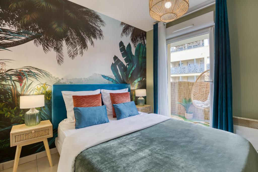 une chambre avec un lit et une fenêtre dans l'établissement Jungle Paradise-Disney-Free Parking, à Montévrain