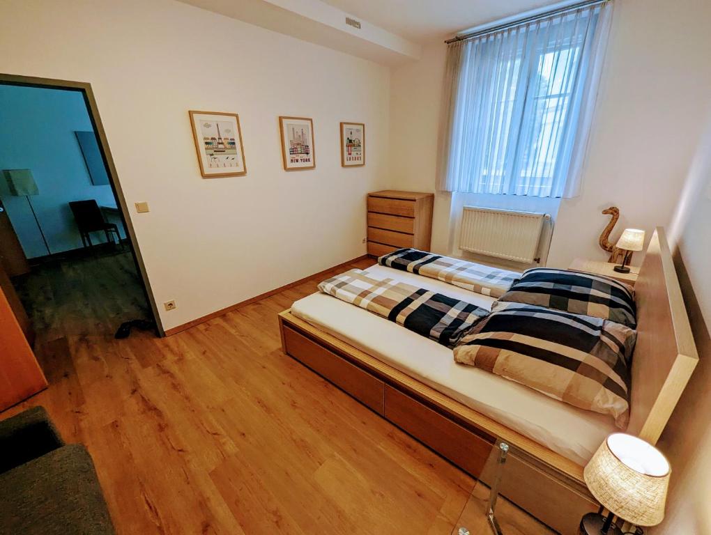 - une chambre avec un lit et une grande fenêtre dans l'établissement Wohnung im Zentrum von Graz, à Graz