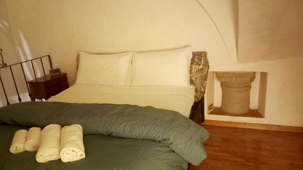 Tempat tidur dalam kamar di Santo Spirito Apartment