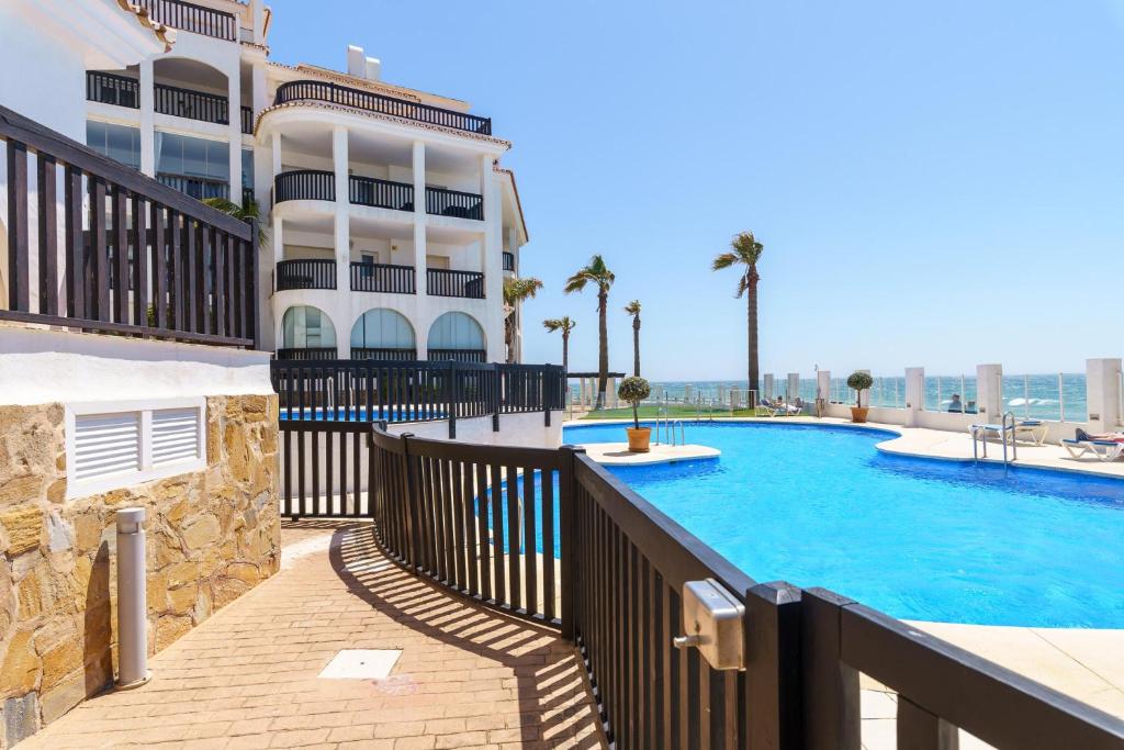 Basen w obiekcie Puerta Del Mar Penthouse Beachfront - Happy Rentals lub w pobliżu