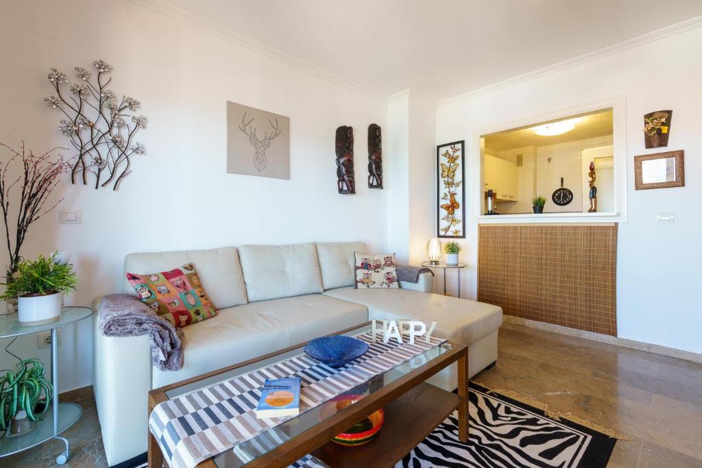 salon z kanapą i stołem w obiekcie Puerta Del Mar Penthouse Beachfront - Happy Rentals w mieście Mijas Costa