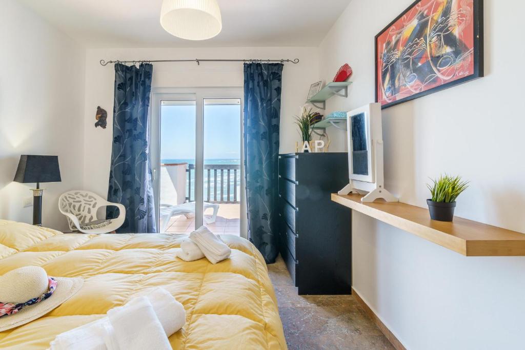 Łóżko lub łóżka w pokoju w obiekcie Puerta Del Mar Penthouse Beachfront - Happy Rentals