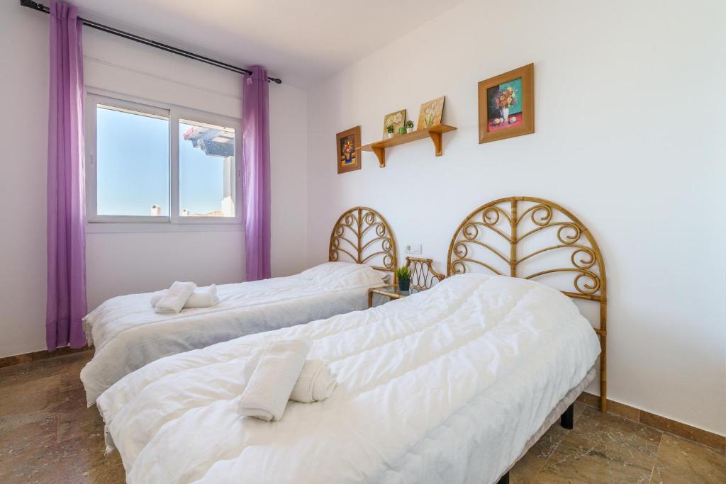 Łóżko lub łóżka w pokoju w obiekcie Puerta Del Mar Penthouse Beachfront - Happy Rentals