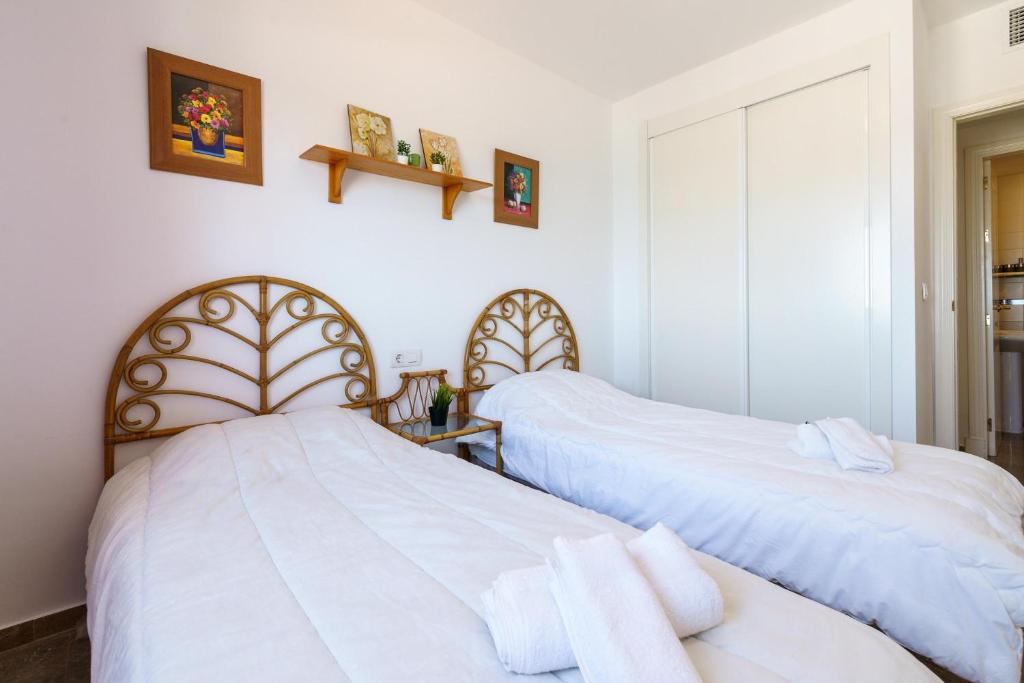 Łóżko lub łóżka w pokoju w obiekcie Puerta Del Mar Penthouse Beachfront - Happy Rentals