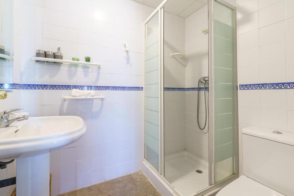 Łazienka w obiekcie Puerta Del Mar Penthouse Beachfront - Happy Rentals