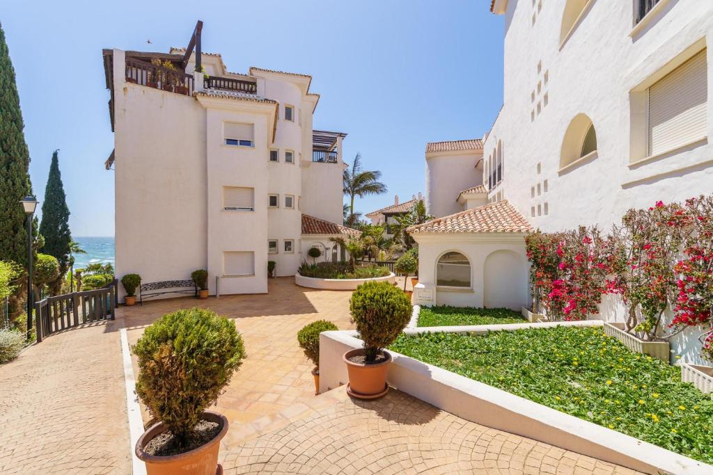 Ogród w obiekcie Puerta Del Mar Penthouse Beachfront - Happy Rentals