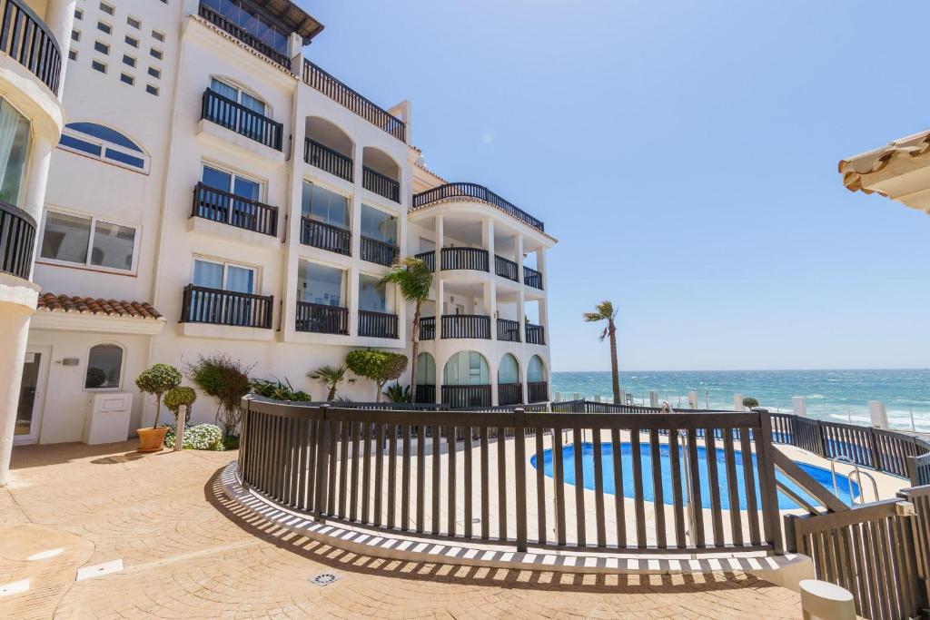 Basen w obiekcie Puerta Del Mar Penthouse Beachfront - Happy Rentals lub w pobliżu